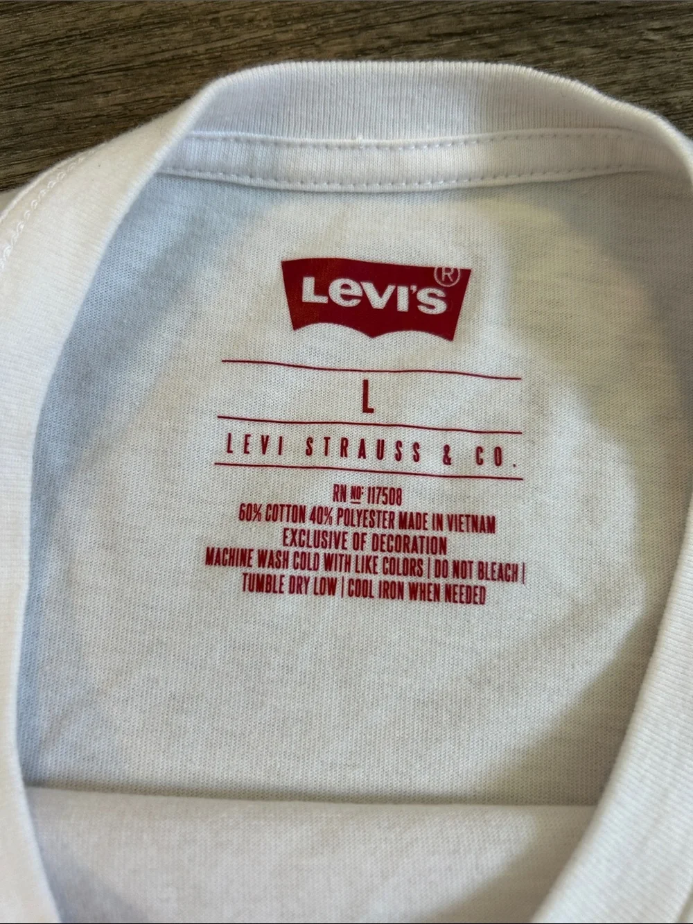Levi’s White Fuzzy Batwing Logo Graphic Tee Shirt Size Large